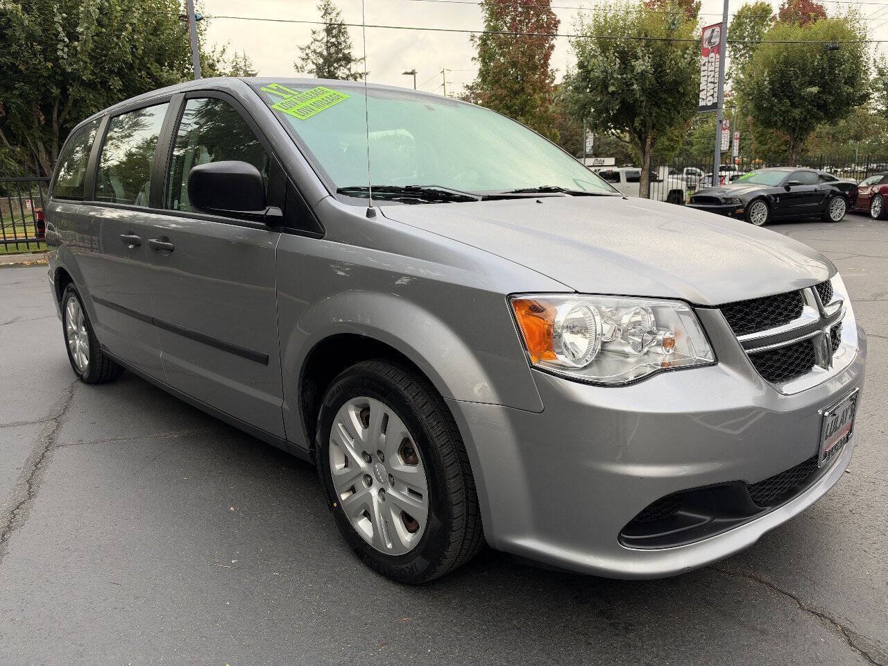 Used 2016 Dodge Grand Caravan American Value Package w/ UConnect Hands-Free Group FWD image 5