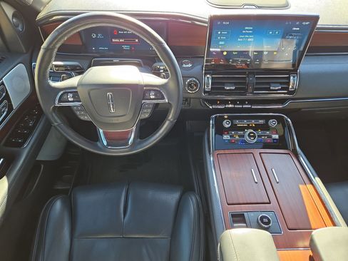 Used 2023 Lincoln Navigator Reserve image 14