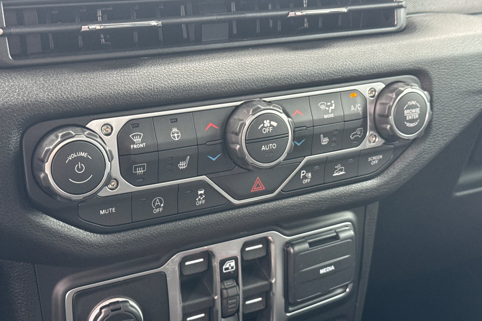 New 2026 Jeep Gladiator Sport AWD/4WD image 17