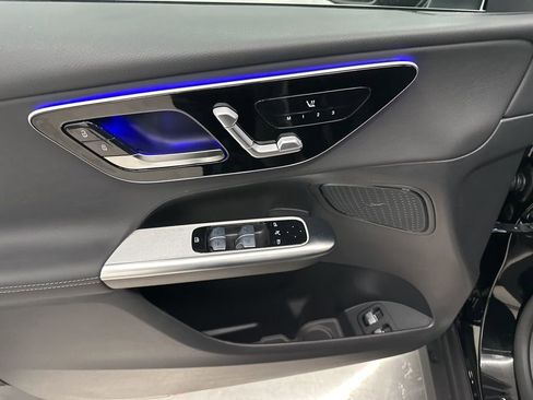 Used 2025 Mercedes-Benz GLC 350e 4MATIC image 11