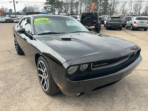 Used 2014 Dodge Challenger SXT image 3