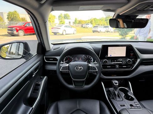Used 2023 Toyota Highlander XLE image 31
