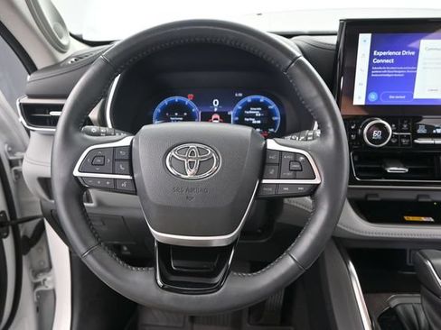 Used 2023 Toyota Highlander Limited FWD image 7