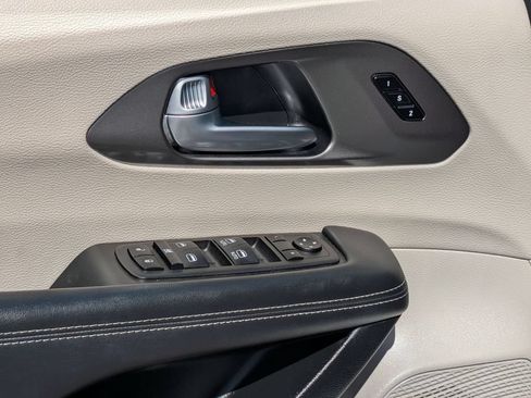 Used 2024 Chrysler Pacifica Touring-L FWD image 13