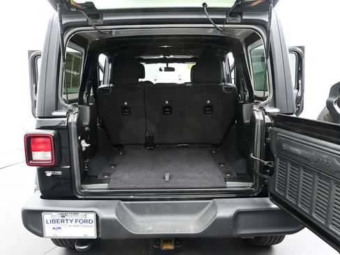 Used 2025 Jeep Wrangler Sahara image 11