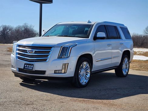 Used 2020 Cadillac Escalade Platinum image 3
