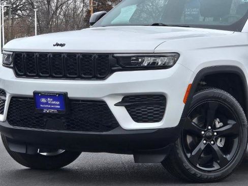 Used 2023 Jeep Grand Cherokee Altitude AWD/4WD image 2