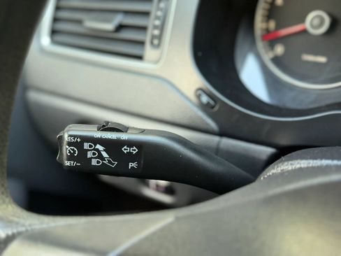 Used 2012 Volkswagen Jetta SE FWD image 30