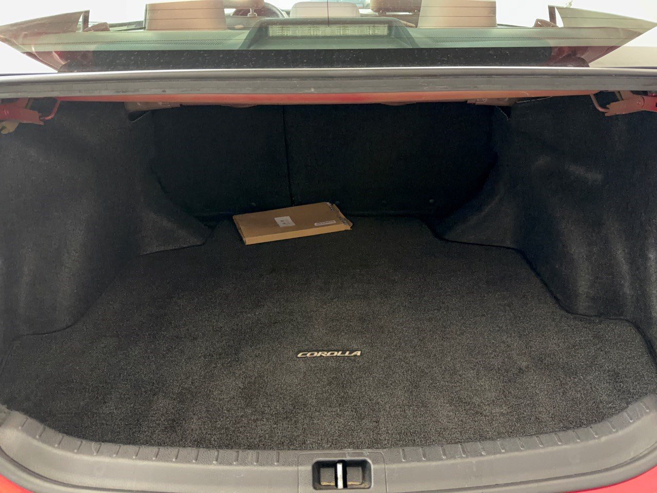 Used 2018 Toyota Corolla LE w/ Carpet Mat Package (TMS) FWD image 28