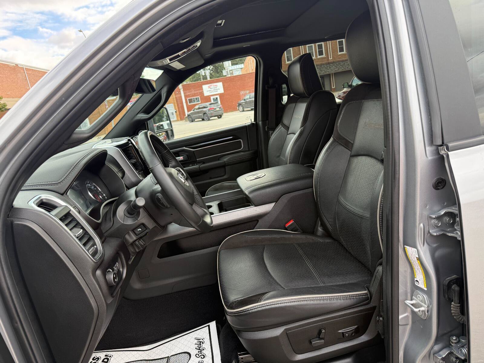 Used 2023 RAM 2500 Laramie AWD/4WD image 10