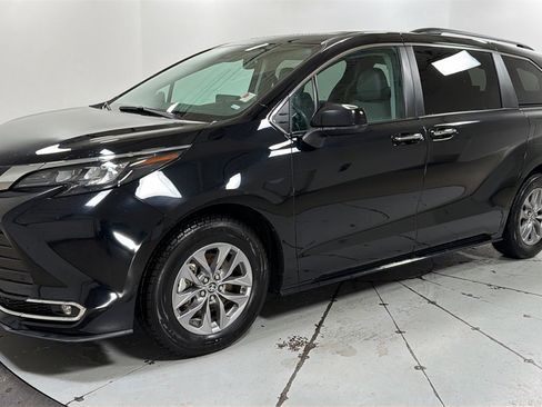 Used 2024 Toyota Sienna XLE image 1