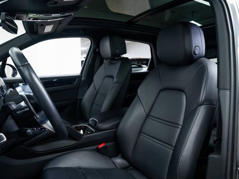 Used 2023 Porsche Cayenne w/ Premium Package image 17