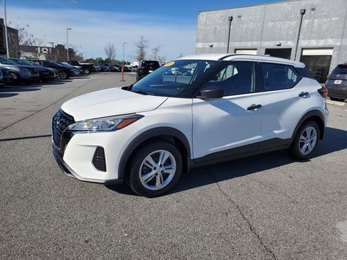 Certified 2025 Nissan Kicks Play S image 8