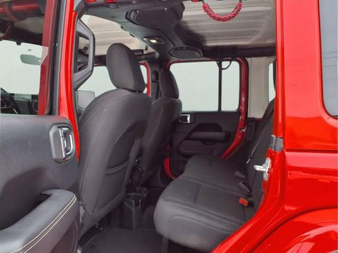 Used 2018 Jeep Wrangler Unlimited Sahara AWD/4WD image 18
