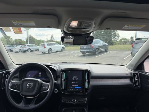 Used 2025 Volvo XC40 B5 Plus AWD/4WD image 9