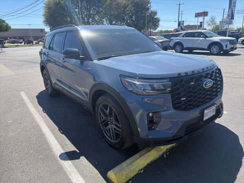 Used 2025 Ford Explorer ST-Line w/ Premium Package image 2