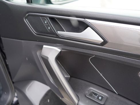 Used 2022 Volkswagen Tiguan SE R-Line image 76