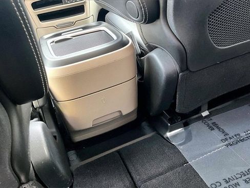 Used 2024 Chrysler Pacifica Touring-L image 36