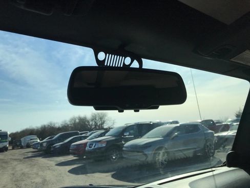 Used 2013 Jeep Wrangler Unlimited Sahara image 38