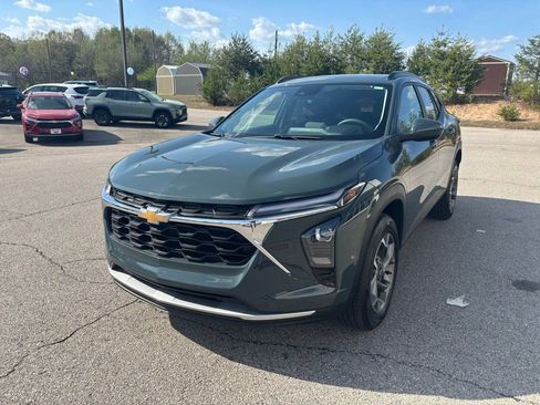 Used 2025 Chevrolet Trax LT FWD image 6
