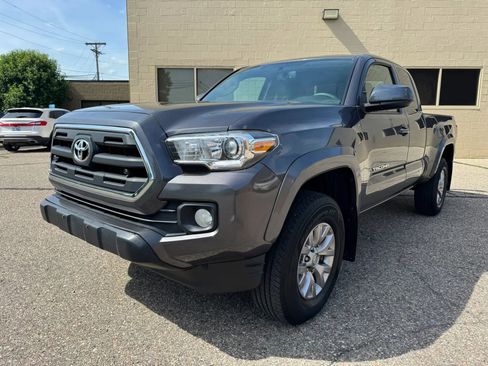 Used 2016 Toyota Tacoma TRD Sport AWD/4WD image 3