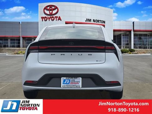 Used 2025 Toyota Prius LE FWD image 6