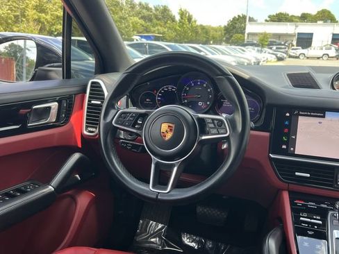 Used 2022 Porsche Cayenne AWD/4WD image 17