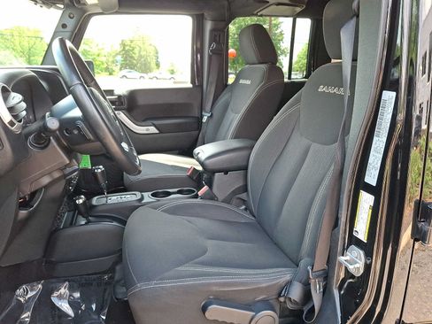 Used 2016 Jeep Wrangler Unlimited Sahara w/ Dual Top Group AWD/4WD image 10