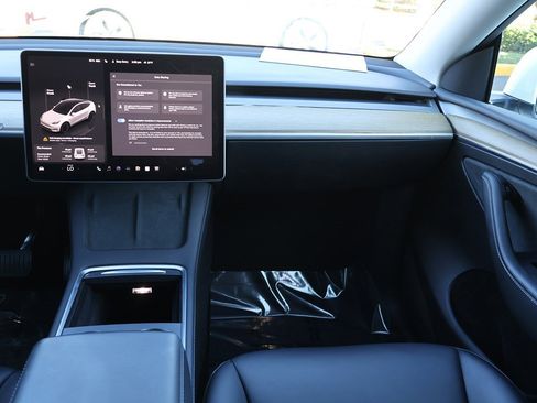 Used 2023 Tesla Model Y Long Range image 40