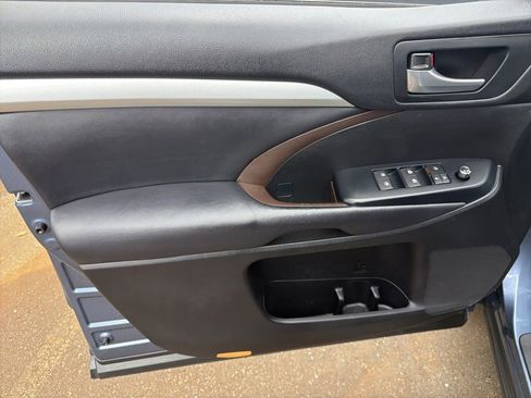 Used 2018 Toyota Highlander XLE AWD/4WD image 11