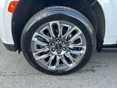 Used 2024 GMC Yukon Denali Ultimate AWD/4WD image 8