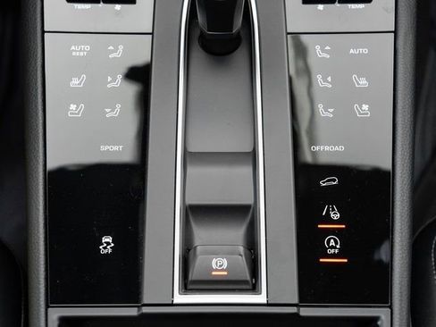 Certified 2025 Porsche Macan image 19