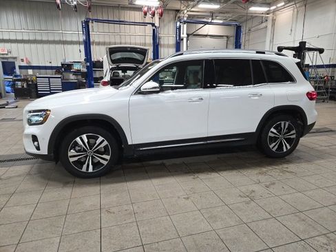 Used 2025 Mercedes-Benz GLB 250 4MATIC image 2