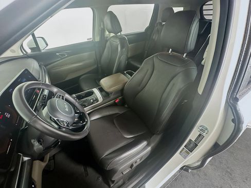 Used 2025 Kia Carnival FWD image 13