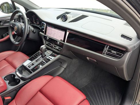 Used 2025 Porsche Macan image 26