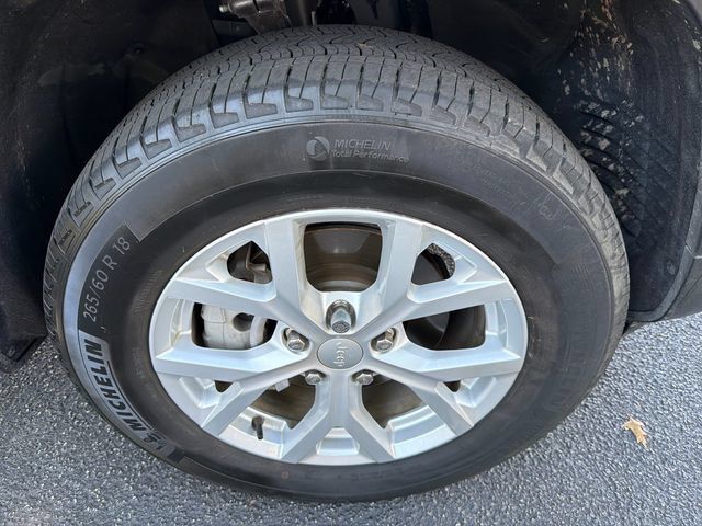 Used 2023 Jeep Grand Cherokee Limited AWD/4WD image 12