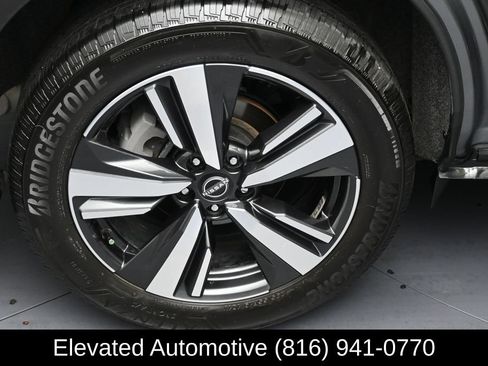 Used 2025 Nissan Rogue SL AWD/4WD image 5