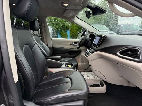 Used 2023 Chrysler Pacifica Touring-L FWD image 9