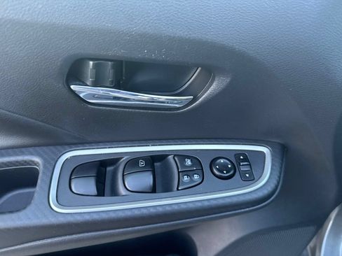 Used 2024 Nissan Versa SR FWD image 12