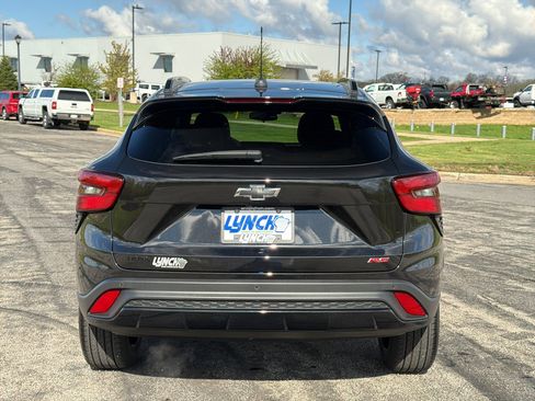Used 2024 Chevrolet Trax RS w/ Sunroof Package FWD image 3