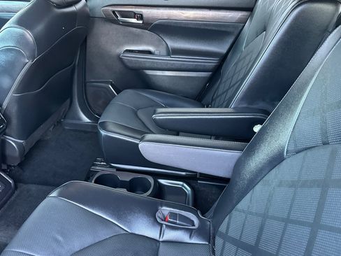Used 2023 Toyota Highlander Platinum image 12