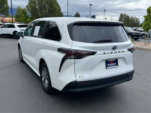 Used 2025 Toyota Sienna LE FWD image 10