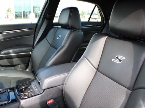 Used 2023 Chrysler 300 S w/ Comfort Group RWD image 39