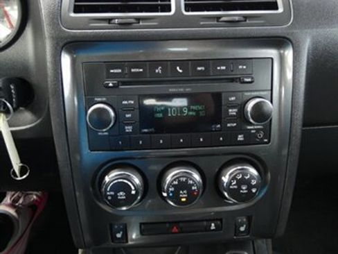 Used 2011 Dodge Challenger SE image 30