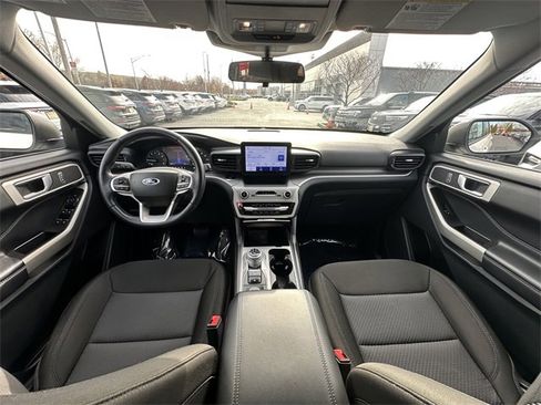 Certified 2022 Ford Explorer XLT image 3