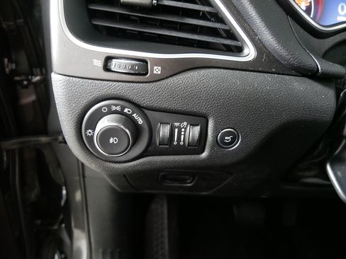 Used 2019 Jeep Cherokee Trailhawk AWD/4WD image 26