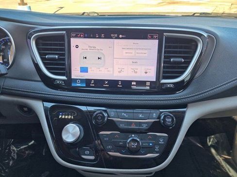 Used 2022 Chrysler Pacifica Touring-L AWD/4WD image 28