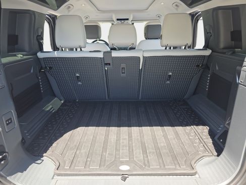 Used 2025 Land Rover Defender 110 S image 12