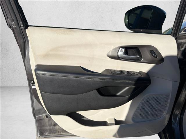 Used 2018 Chrysler Pacifica Limited w/ Advanced Safetytec Group FWD image 9