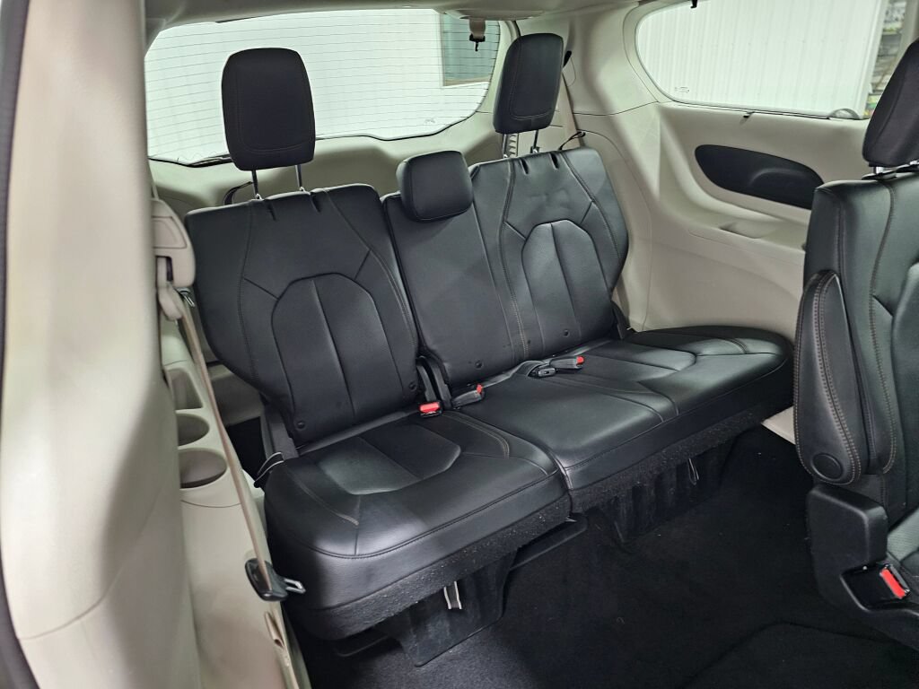 Used 2020 Chrysler Pacifica Touring-L FWD image 18